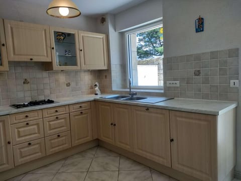 Kitchen or kitchenette, dishwasher, stove