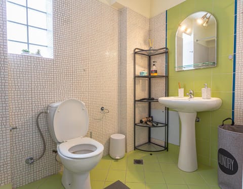 Shower, Toilet, Bathroom, towels