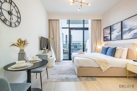 Bed, TV and multimedia, Seating area, Dining area, Bedroom
