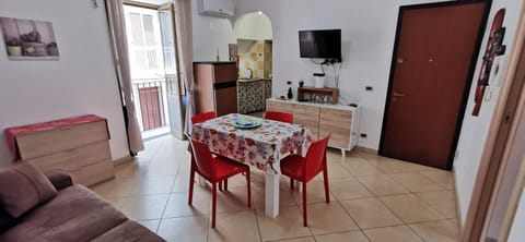 TV and multimedia, Kitchen or kitchenette, Living room, Seating area, Dining area
