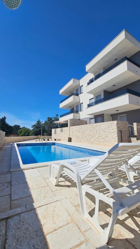 Off site, Area and facilities, Swimming pool, sunbed