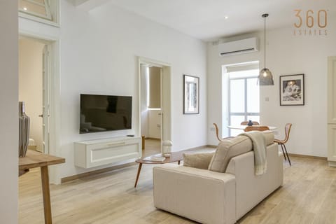 Communal lounge/ TV room, TV and multimedia, Living room, Seating area, Evening entertainment, air conditioner