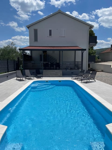 Property building, Patio, Day, Pool view, Swimming pool, sunbed
