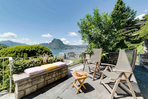 View (from property/room), Balcony/Terrace, Lake view, Mountain view, sunbed