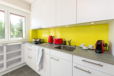 Coffee/tea facilities, Kitchen or kitchenette, dishwasher, stove, toaster