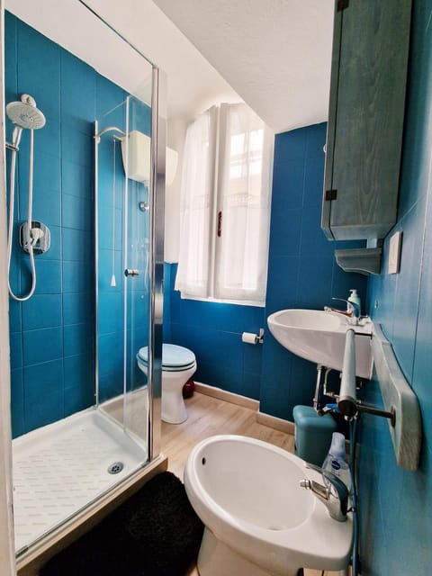 Shower, Toilet, Bathroom, bidet, towels