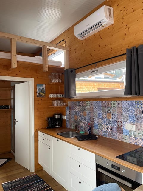 Bathroom, Kitchen or kitchenette, Bedroom, kitchen, kitchen, air conditioner, air conditioner