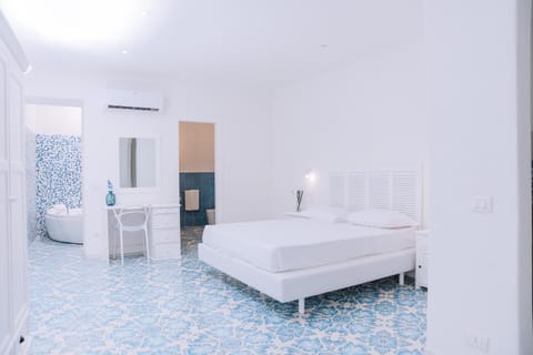 Bed, Photo of the whole room, Seating area, Bedroom