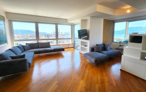 Communal lounge/ TV room, Natural landscape, TV and multimedia, Living room, Seating area, Evening entertainment