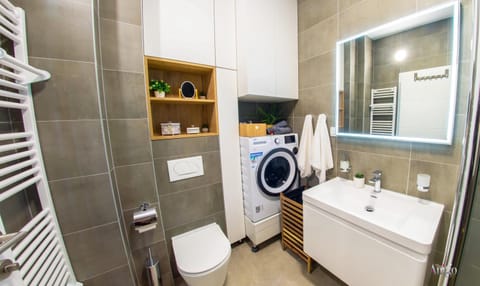 Shower, Toilet, Bathroom, towels, washing machine