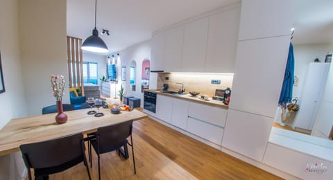 Kitchen or kitchenette, Dining area, oven, stove