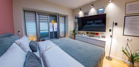 Bed, TV and multimedia, Bedroom