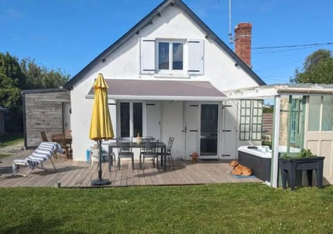 Property building, Patio, Garden, Hot Tub, Hot Tub, Balcony/Terrace