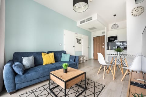 TV and multimedia, Kitchen or kitchenette, Living room, Seating area, Dining area