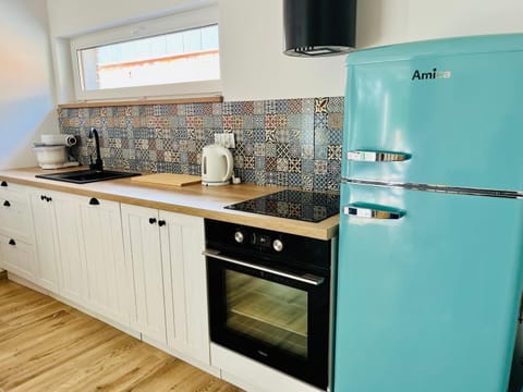 Kitchen or kitchenette, dishwasher, oven