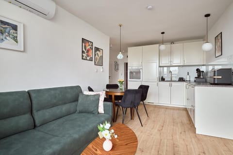 Coffee/tea facilities, Kitchen or kitchenette, Living room, Seating area, Dining area, air conditioner