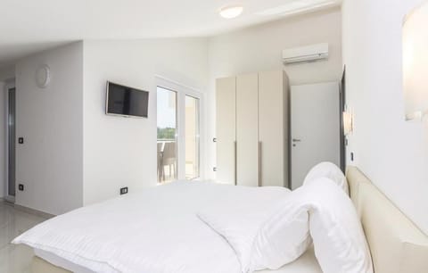 Bed, TV and multimedia, Evening entertainment, Bedroom, wardrobe, air conditioner
