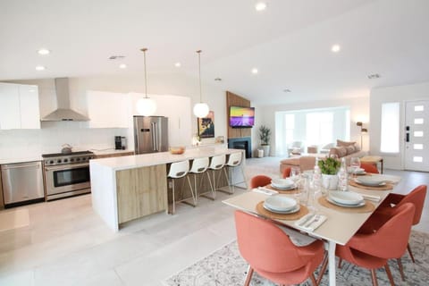 Summer fun in Indian Wells. Private Pool, 4BD, 3BA. House in Indian Wells