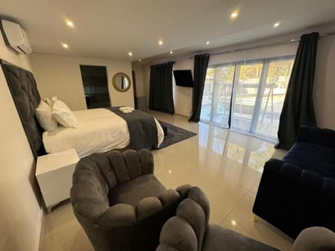 Bed, Living room, Photo of the whole room, Seating area, Bedroom