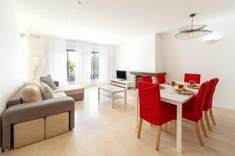 TV and multimedia, Living room, Seating area, Dining area, fireplace