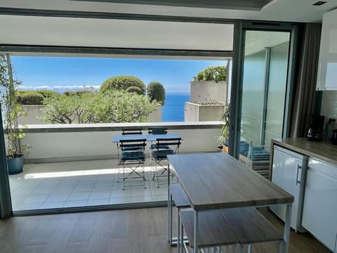 Le Bali , terrasse, piscine et parking privé Apartment in Cap-d'Ail