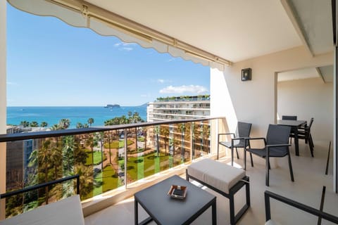Property building, Natural landscape, Balcony/Terrace, Balcony/Terrace, Seating area, Sea view