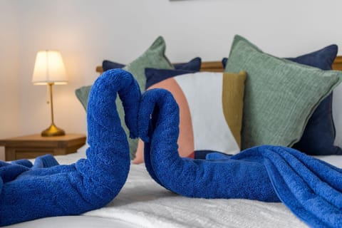 Bed, Decorative detail, Bedroom, towels