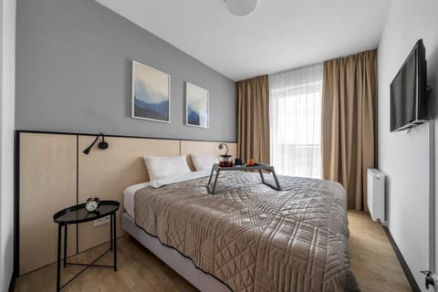Bed, TV and multimedia, Photo of the whole room, Bedroom
