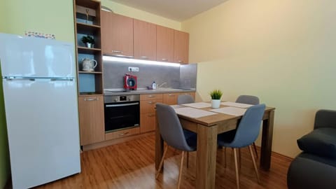 Coffee/tea facilities, Kitchen or kitchenette, oven, stove, toaster