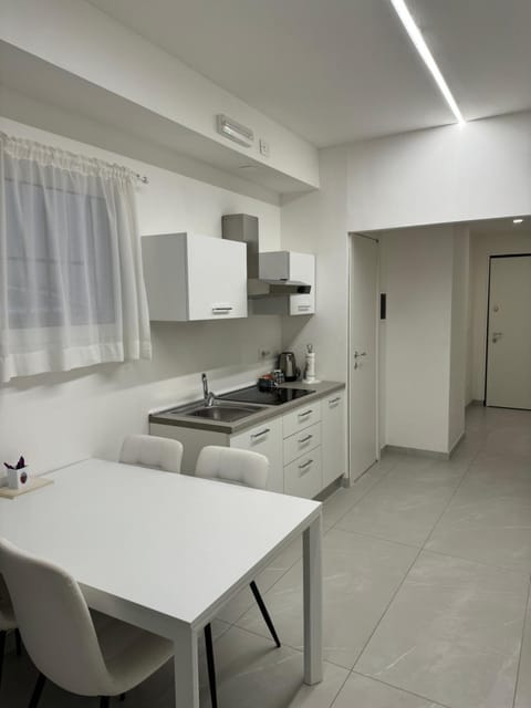 Kitchen or kitchenette, Dining area, stove