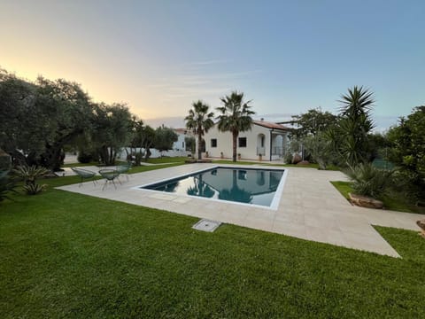 Property building, Garden, Swimming pool