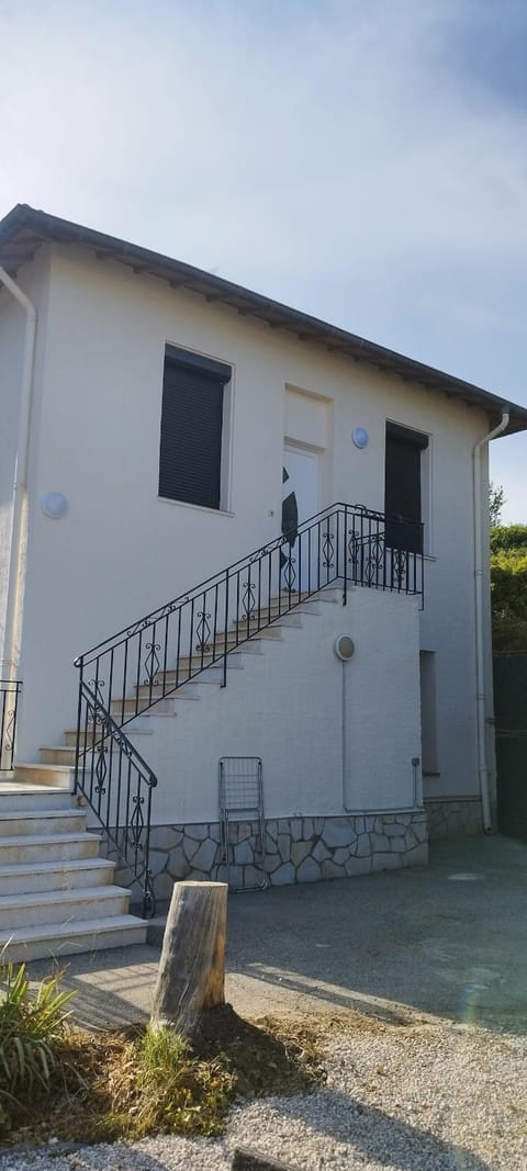 Appartement 4 p neuf dans haut de villa , clim, parking, jardin Apartment in Nice