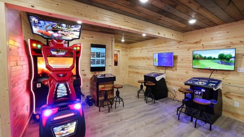 Gandalf's Getaway - Themed, Indoor 80 Degree Pool, Theater, & Arcade House in Sevierville