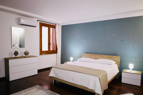 Bedroom, air conditioner