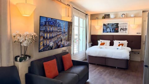 Photo of the whole room, Bedroom