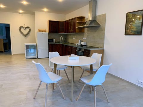Kitchen or kitchenette, Dining area, oven, stove