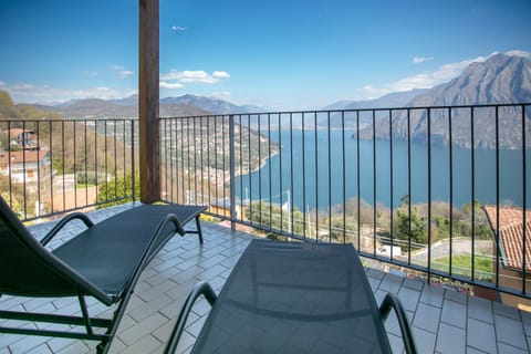 View (from property/room), Balcony/Terrace, Lake view, Mountain view, sunbed