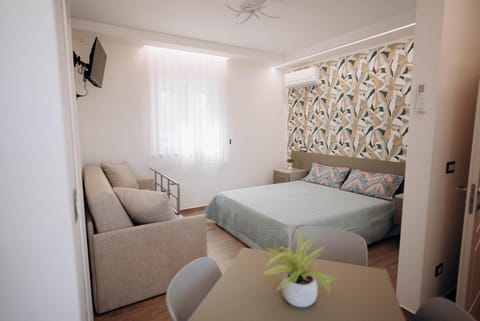 Bed, TV and multimedia, Bedroom, air conditioner