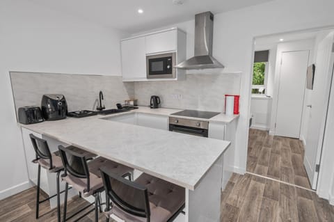 Coffee/tea facilities, Kitchen or kitchenette, Dining area, oven, stove, toaster