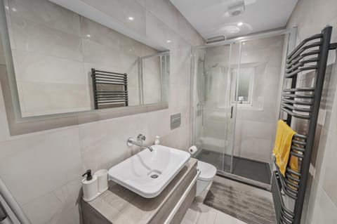 Shower, Toilet, Bathroom, towels