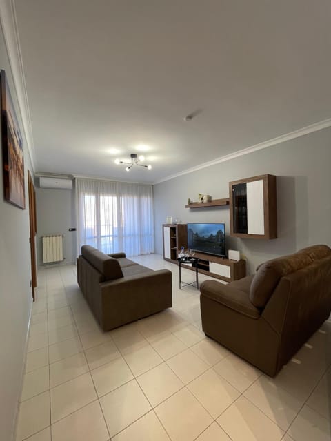TV and multimedia, Living room, Seating area, Evening entertainment