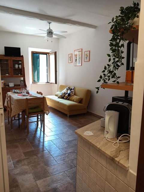 TV and multimedia, Seating area, Dining area