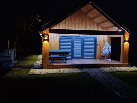 Naujai įrengtas atostogų namelis su kubilu ir pirtimi papildomai House in Vilnius County, Lithuania