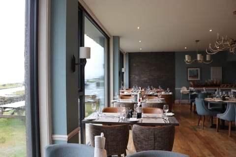 Restaurant/places to eat, Seating area