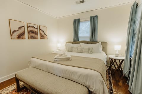 Photo of the whole room, Bedroom