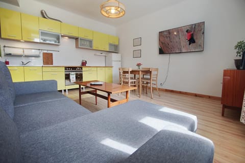 TV and multimedia, Kitchen or kitchenette, Living room, Seating area, Dining area, oven, stove