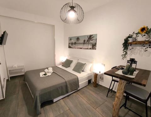 Bed, TV and multimedia, Photo of the whole room, Bedroom, towels