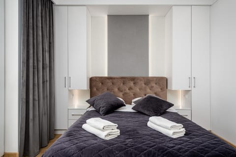 Bed, Bedroom, towels