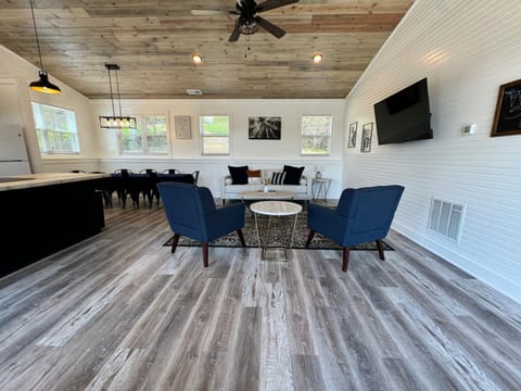 100 Acre Relaxing Retreat Near ARK- The Cabin Cabin in Ohio