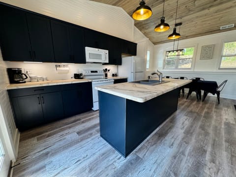 100 Acre Relaxing Retreat Near ARK- The Cabin Cabin in Ohio